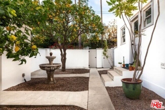 Building Photo - 2027 Canyon Dr
