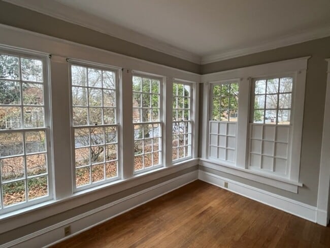 Building Photo - Beautifully rehabbed 4 Bedroom 2 Bath olde...