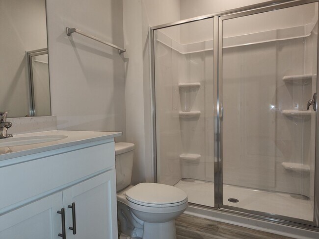 Building Photo - Beautiful home located in the Hamilton Woo...