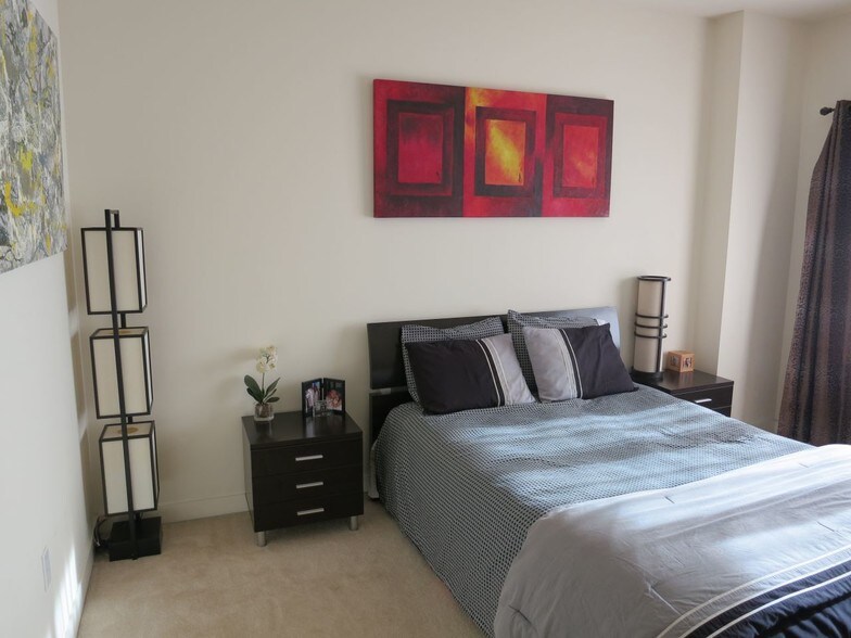 Bedroom - 175 W St James St
