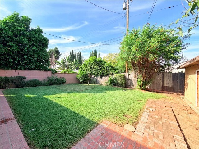 Building Photo - 15459 Three Palms St