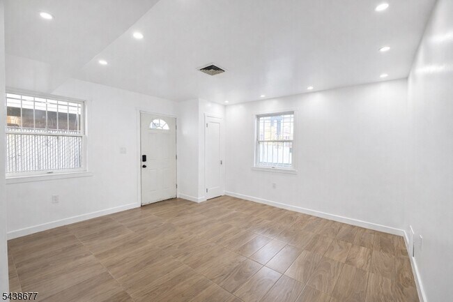 Building Photo - 87 Merseles St
