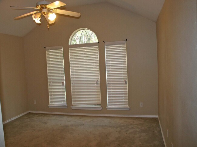 Building Photo - Nice 3 Bdrm 2 Bath Home in Denton Tx
