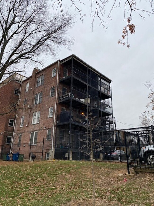 Building Photo - Mt Vernon Triangle Spacious 2 Bed 2.5 Bath...