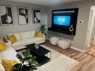 Building Photo - Beautiful Renovated Townhouse-Fully Furnis...