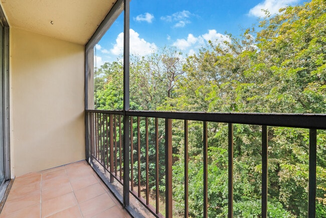 Building Photo - 8860 Fontainebleau Blvd