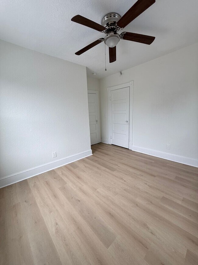 Building Photo - Gorgeous Four Bedroom Completed Upgraded