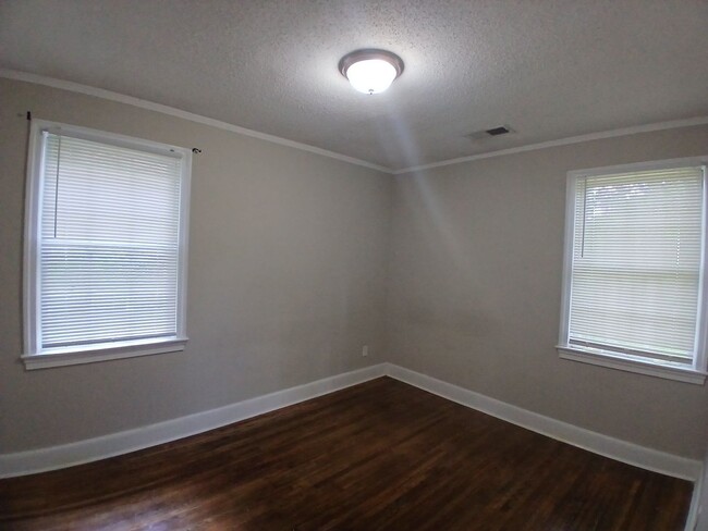 Building Photo - Delightful 3 bed 1 bath home - Open To Sec...