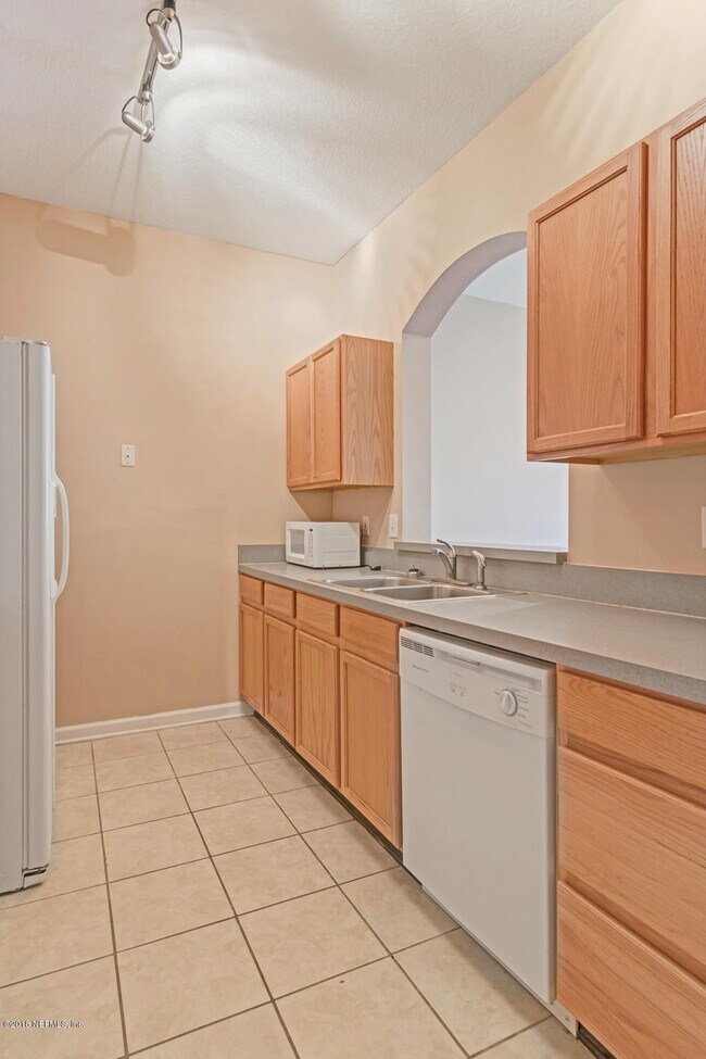 Building Photo - 7990 Baymeadows Cir E