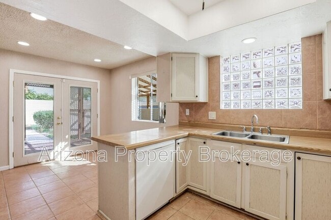 Building Photo - 2192 E Balboa Dr