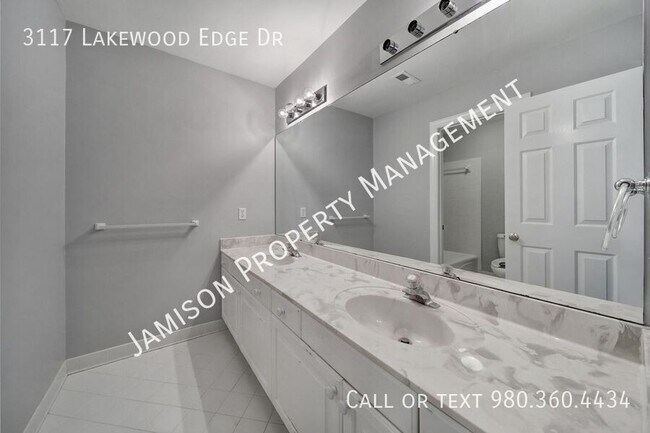 Building Photo - 3117 Lakewood Edge Dr