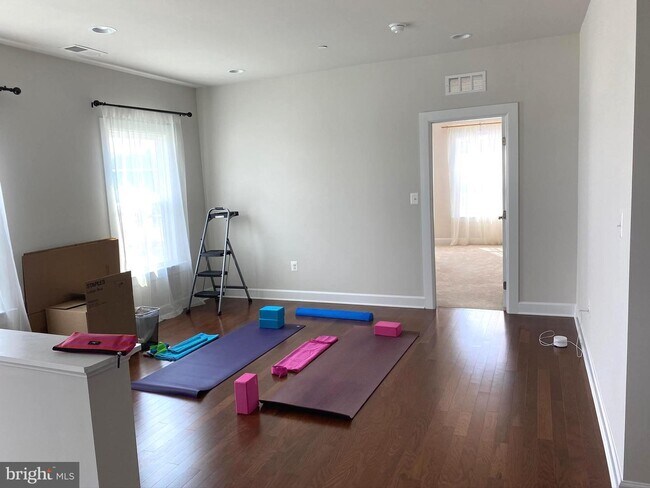 Building Photo - 8227 S Maple Lawn Blvd