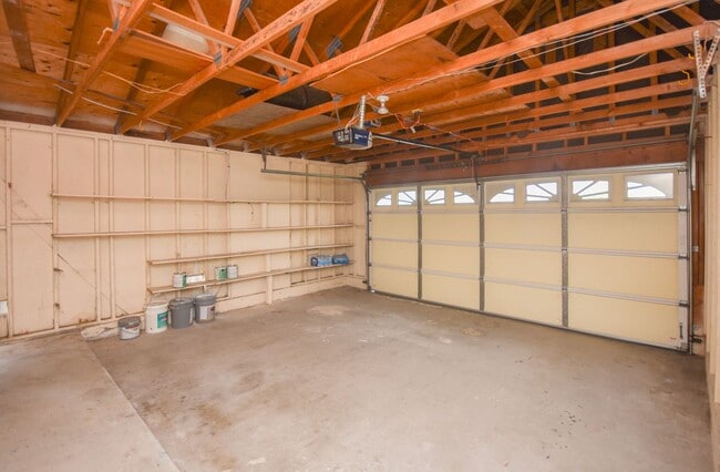 Building Photo - Lovely Single Level Home 4BR/2BTH Located ...