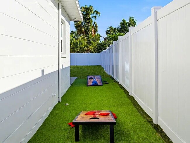 Building Photo - Fully Furnished South Tampa Retreat | Flexible Lease Terms