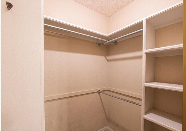 Building Photo - 9811 River Birch Dr