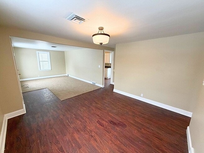 Building Photo - Nice three bedroom home located in an Excellent neighborhood!