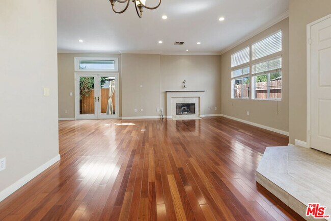 Building Photo - 2020 Penmar Ave