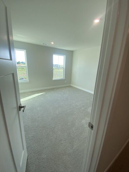 Building Photo - 1343 Crescent Ridge Dr