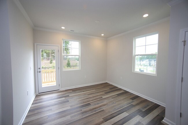 Building Photo - Spacious End Unit Townhome in Beautiful Ne...