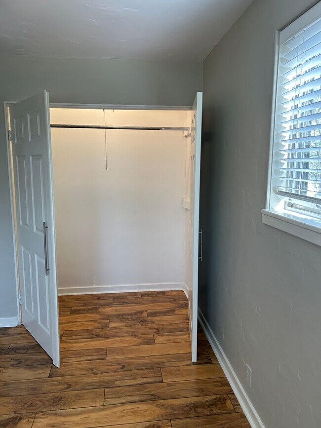 Building Photo - Contact Peggy 501 676 1758