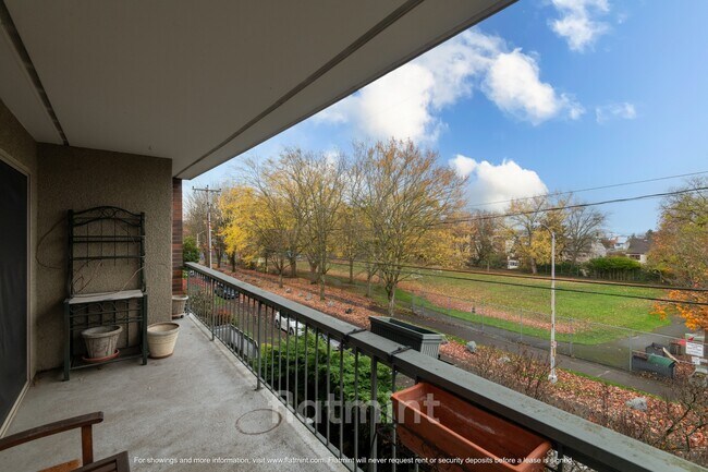 Building Photo - 732 11th Ave E