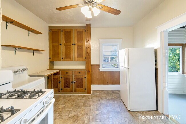 Building Photo - Spacious 3-Bedroom Haven with Sunroom & Wa...