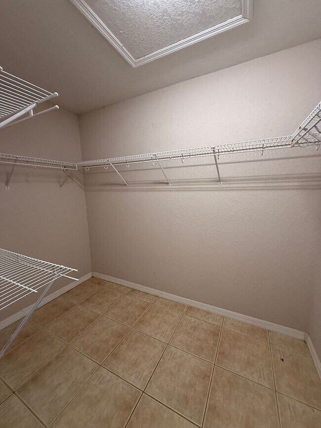 Building Photo - 1102 SE 10th St