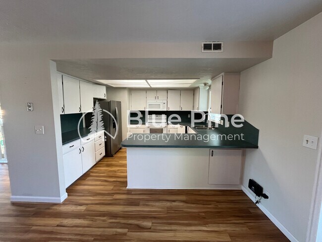 Building Photo - 395 Hemlock Cir