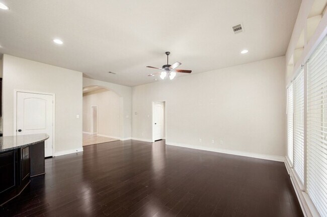 Building Photo - 518 Lucrezia