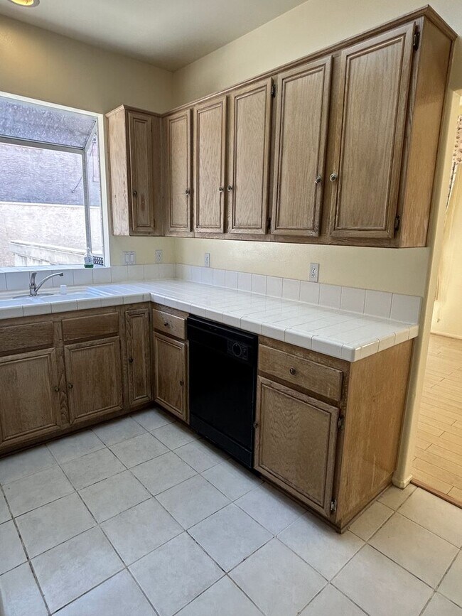 Building Photo - Cozy 3 bedroom Condo in the most demanded neighborhood at City of Alhambra