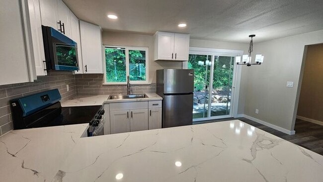 Building Photo - Newly Remodeled Edgewood Duplex with Scenic Views & Privacy