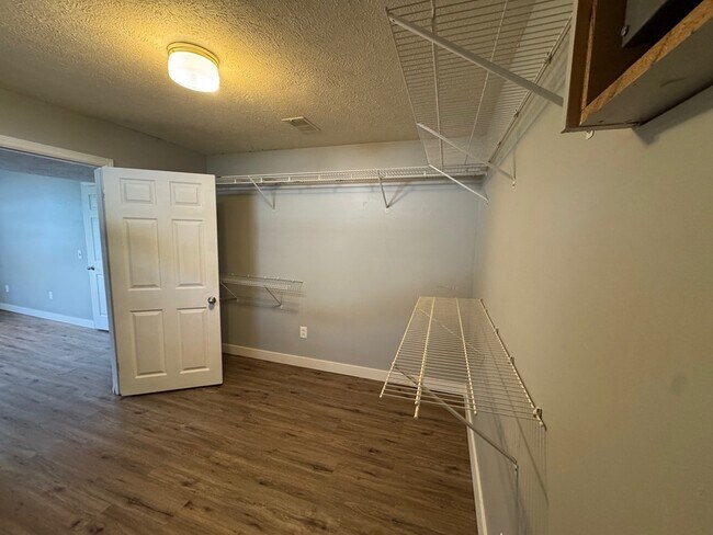 Building Photo - 2002 Andrew St SE