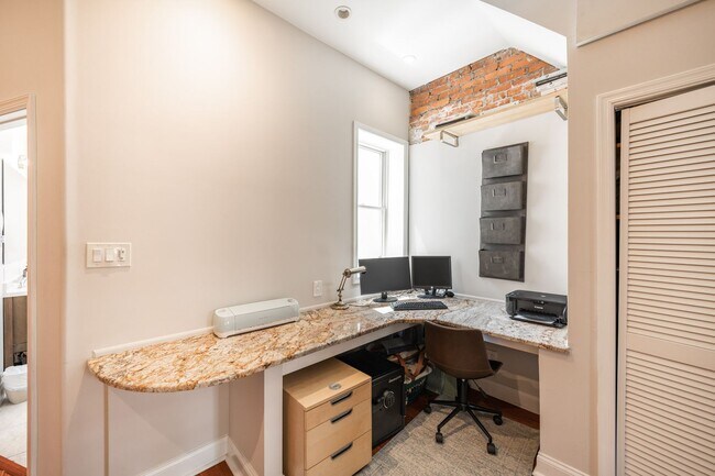 Building Photo - Two Bed Graduate Hospital Townhome