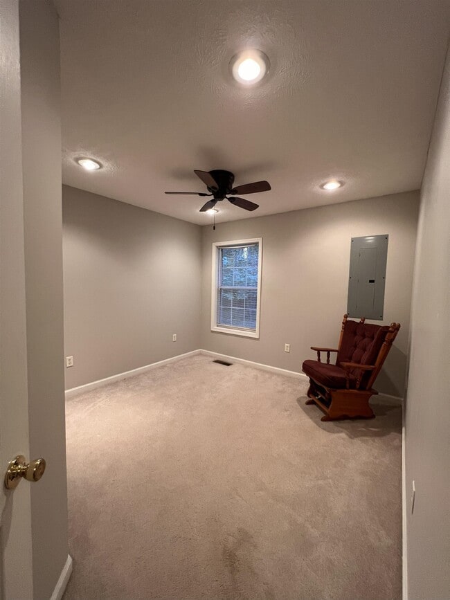 Building Photo - 671 Jenny St