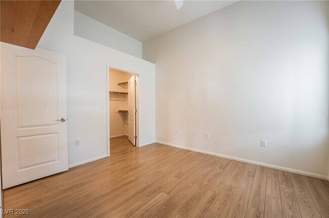 Building Photo - 2305 W Horizon Ridge Pkwy