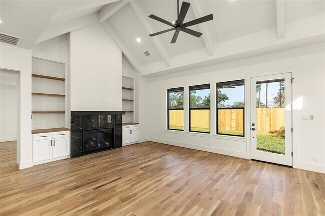 Building Photo - 1038 W 31st St