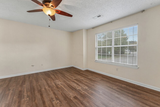 Building Photo - 123 River Oaks Dr