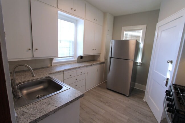 Building Photo - Spacious 3 bedroom 1.5 bathroom home with ...