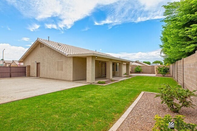 Building Photo - 2637 S 37th Dr