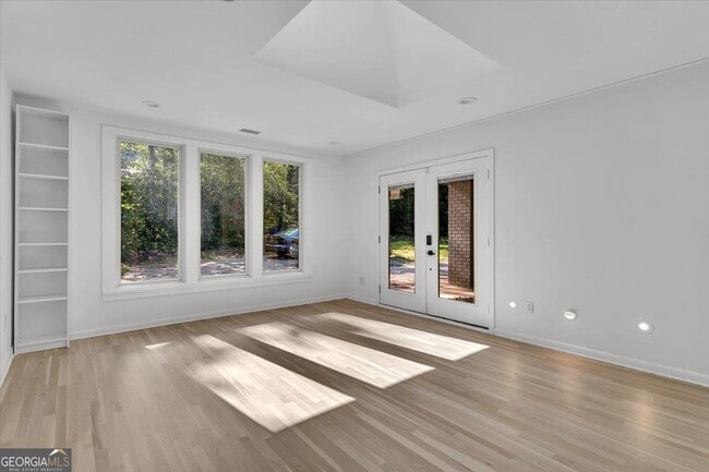 Building Photo - 2605 McKinnon Dr