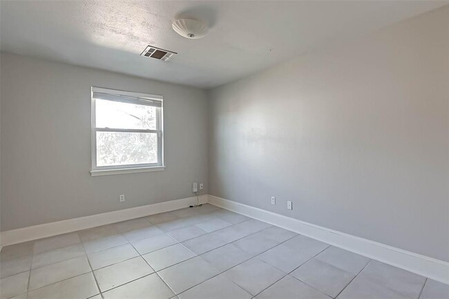 Building Photo - 1647 Fawnhope Dr
