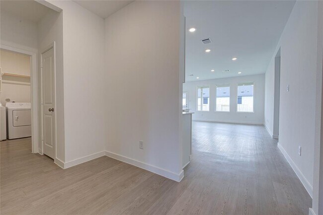 Building Photo - 400 Robin Ct