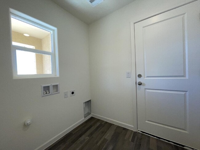 Building Photo - BHCRENT.COM 3 bed 2 bath 2 car garage, gat...