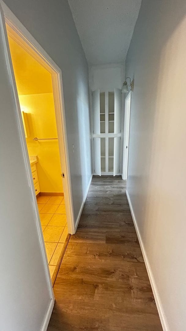 Building Photo - 2 Bed, 1 Bath Top-Floor Corner Condo with Lake Views