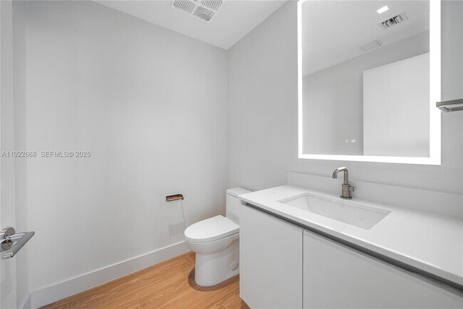 Building Photo - 700 NE 24th St