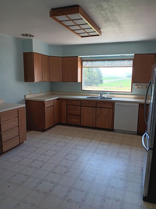 Building Photo - Farm House on Booth Ln