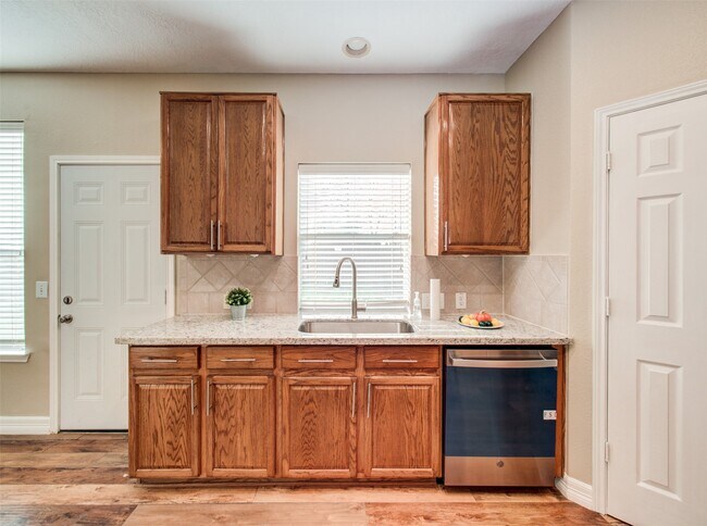 Building Photo - 419 Thorpe Springs Dr
