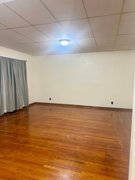 Building Photo - 512 Miles Ave