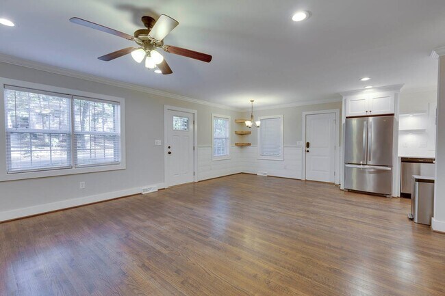 Building Photo - Cute & Private 3BR Home Ready for Move-In