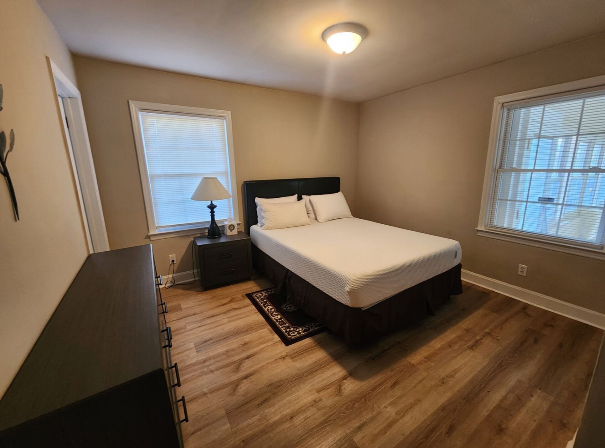 Building Photo - Room in House on Edith Ave